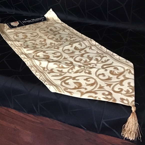 Home Moments Other - NWT Home Moments Table Runner set of 4